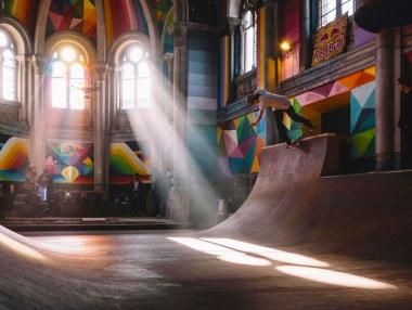 100-годишна църква стана скейт парк с графити