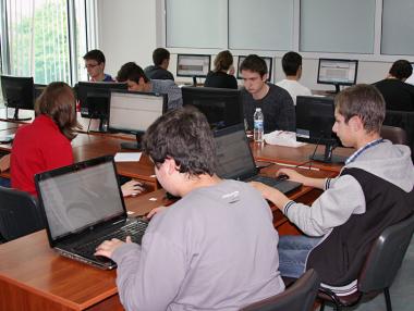 Плащат двойно на ВУЗ-овете за математици и програмисти