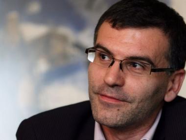 Не е работа на премиера да спира обществени поръчки