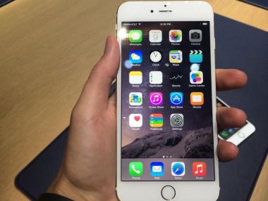 Потребители на iPhone получават имейли от миналия век