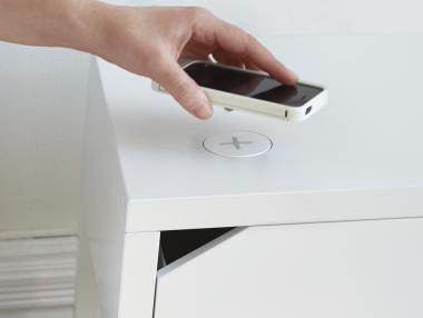 Мебели зареждат безжично телефони