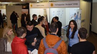 Компания за автомобилни части търси инженери и стажанти