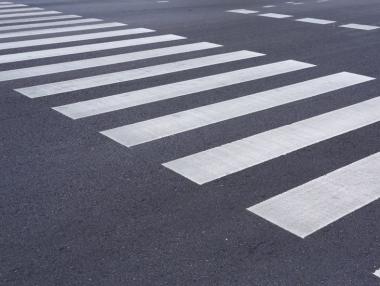 Слагат и надписи на пешеходните пътеки