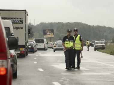 Младите шофьори вън от мощните коли