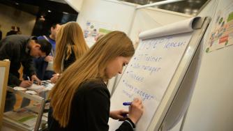 Раздават стипендии на социално слаби отличници