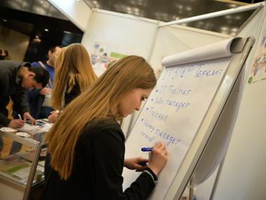 Раздават стипендии на социално слаби отличници