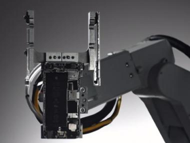 Робот с 29 ръце развинтва iPhone за секунди