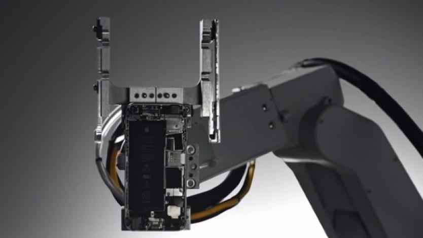 Робот с 29 ръце развинтва iPhone за секунди