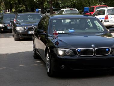 Вицепремиерите и министрите слизат от колите на НСО