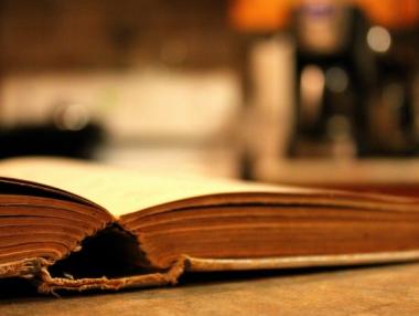 Македонци със скандален превод на „Железния светилник“