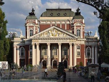 Протест обгради Народния театър „Иван Вазов“