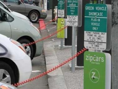 Държавните служители с електрически автомобили на работа