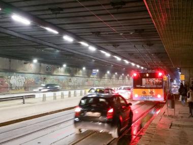 Закриват спирката на тролеите в подлеза на НДК