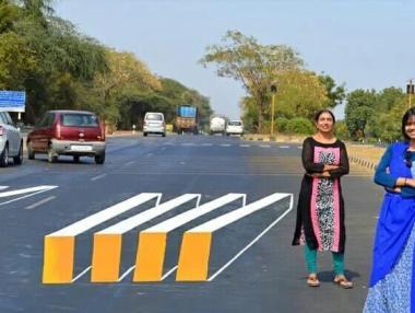 3D улично изкуство спира шофьорите пред пешеходни пътеки