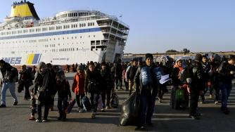 Гърция започна връщането на мигранти в Турция