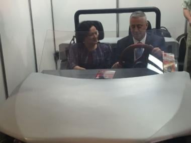 Министри тестват българска модулна е-кола