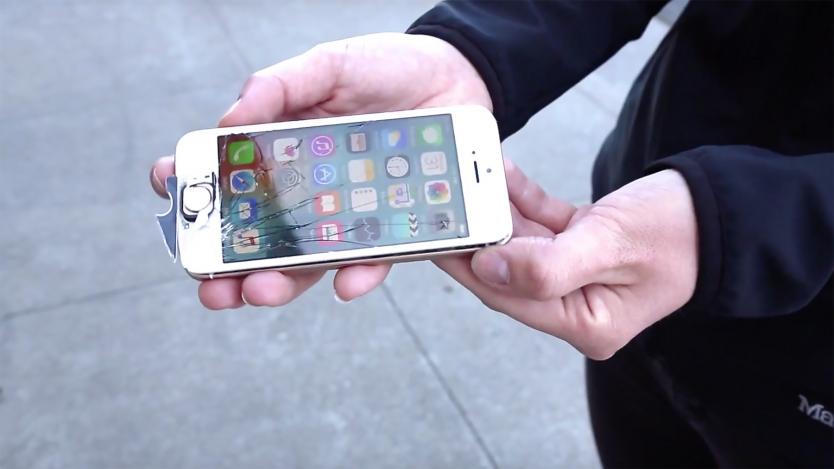Вижте как реагира iPhone SE на изпитания