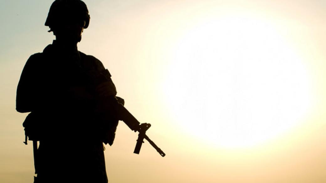 Жена поема българската рота в Афганистан