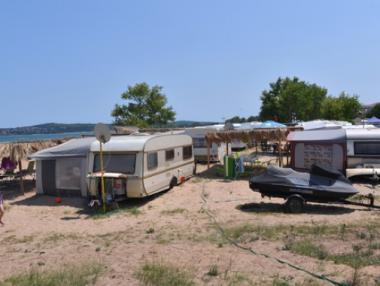 Без каравани и палатки на къмпинг „Градина“