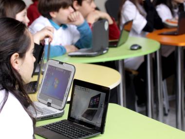 „Смарт” класни стаи връщат децата в училище