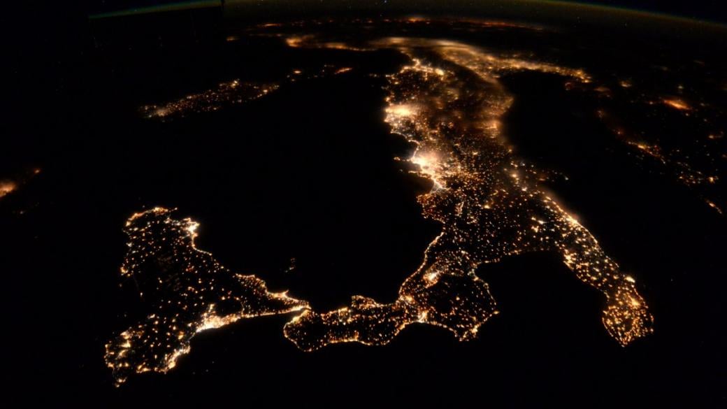 Земята през нощта, видяна от космоса 