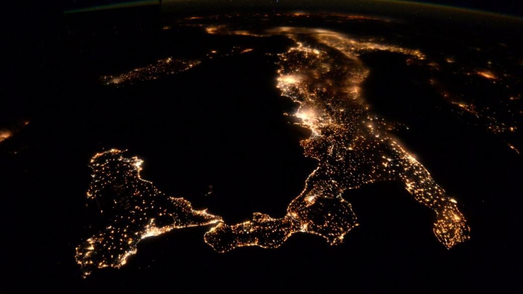 Земята през нощта, видяна от космоса