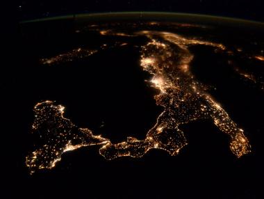Земята през нощта, видяна от космоса