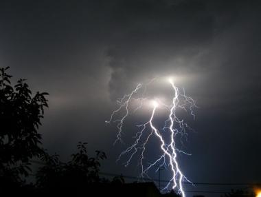 Гръмотевични бури и силни валежи през целия ден