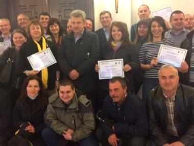 Служители на НКЖИ със сертификати за обучение по енергийна ефективност