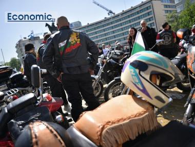 Хиляди мотористи протестираха пред парламента