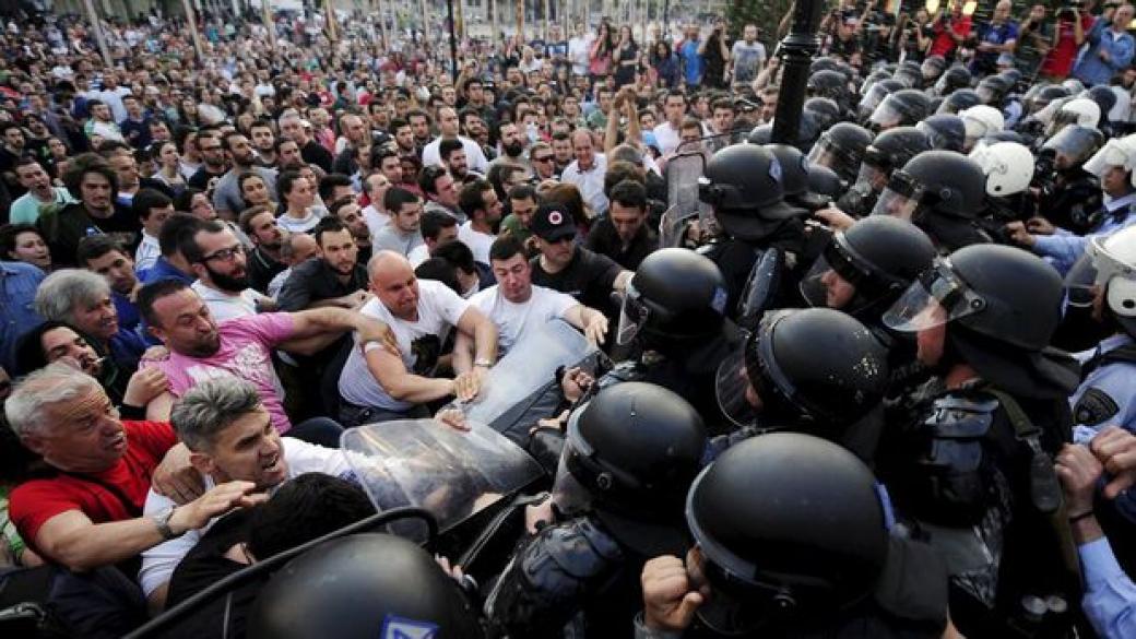 Протестиращи превзеха президентството в Македония