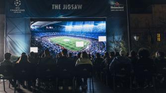 Интерактивен екран излъчва Шампионска лига в центъра на София