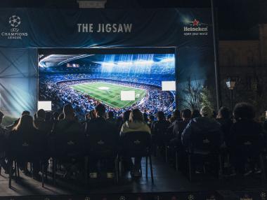 Интерактивен екран излъчва Шампионска лига в центъра на София