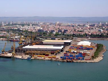 Товарни кораби избират Бургас вместо Солун