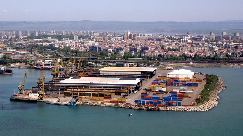 Товарни кораби избират Бургас вместо Солун