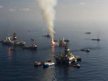 Мощна експлозия избухна в мексикански петролен завод