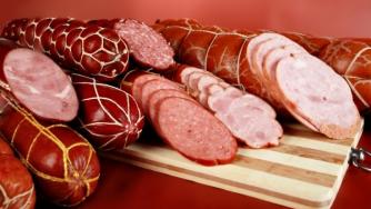 На боклука отива 5 тона салам, купен от Агенцията за бежанците