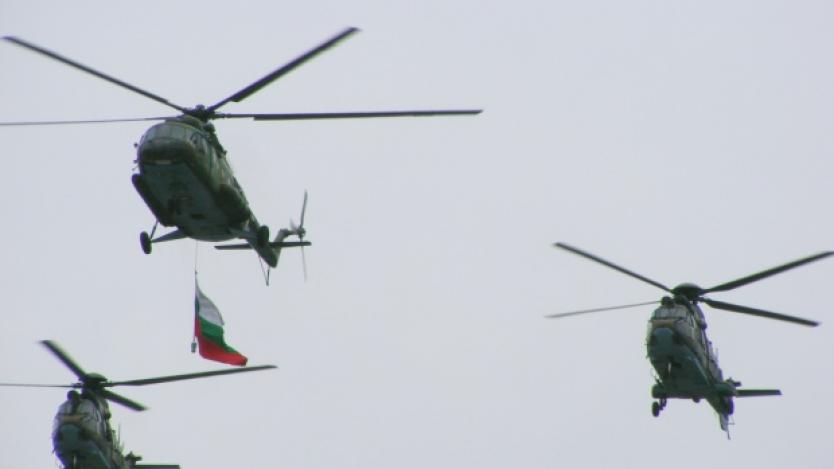 Самолети и вертолети тренират в небето над София