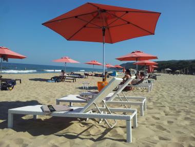 По 5 лв. за чадър и шезлонг по морето