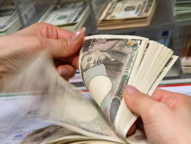 Йената с нов ръст заради спада на азиатските акции