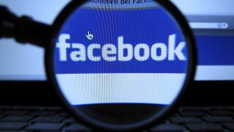 Facebook печели по 3 долара от всеки потребител