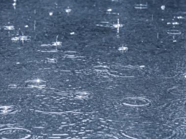 Опасни валежи в страната през целия ден