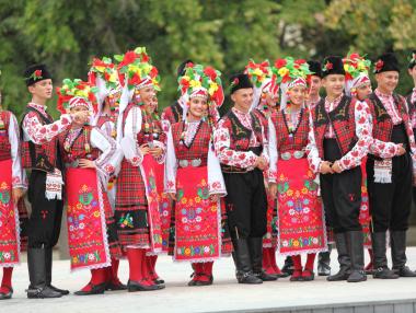 Народните танци стават задължителни до 12 клас