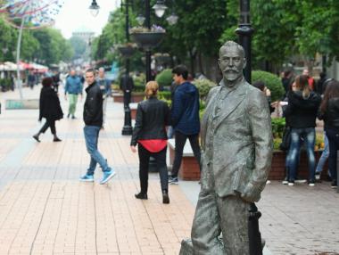 Паметникът на Алеко Константинов вече е на бул.”Витоша”