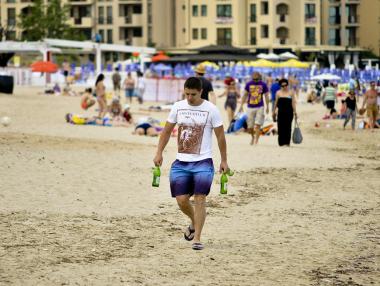 Румънски и чешки полицаи патрулират по плажовете ни