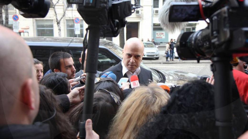 Въпросите от референдума на Слави отиват в Конституционния съд?