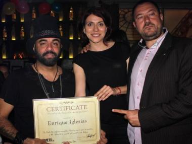 Kmeta.bg връчи грамота на Енрике Иглесиас