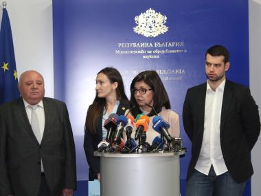 Кунева обеща по-високи стипендии за студентите