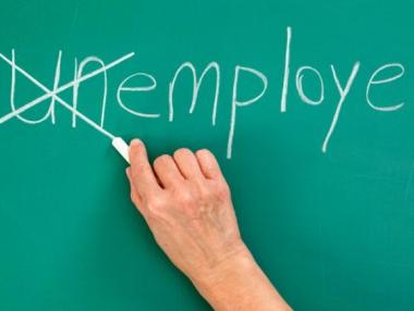 Безработицата през април продължава да пада