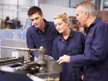 17 училища въвеждат дуалното обучение по швейцарски модел